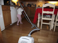 Elena med ny støvsugar…