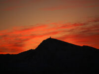 Værradaren på Trolltind i ettermiddagsrødmen…