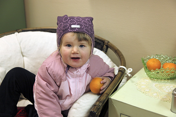 Ho Elena kose sæ med mandariner på Alveland