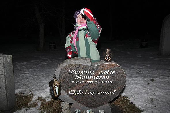 Elena ved ho søster Kristina si grav på Dverberg