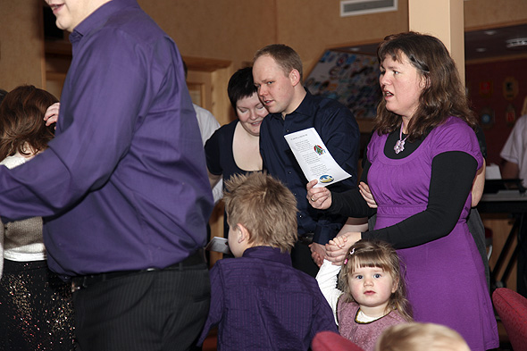 Ho Elena og ho mamma i gang rundt juletreet