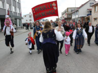 Elena – faneholder i 17. mai toget 2011