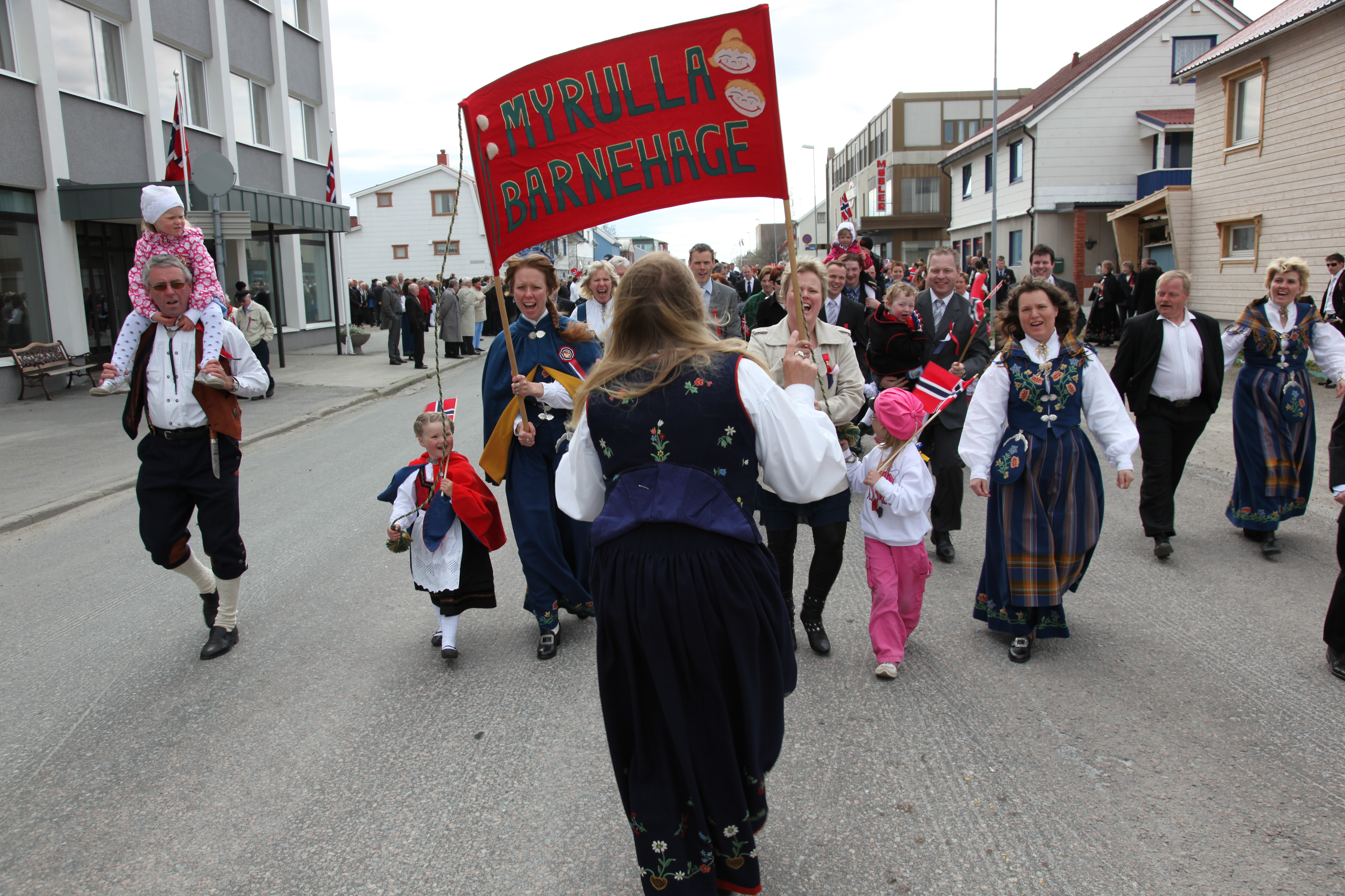 Elena og søskerbarnet Dorthea - faneholdera i 17. mai toget 2011