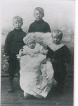 Bilde fra 1910: th Kaare Blix som 2-åring. Babyen er hans bror Torgeir som døde allerde som 19-åring. Bak Kaare ser vi Gerhardt som giftet seg i Brooklyn, New York med Sina Idland. Gerhardt døde i Sandefjord i 1988. Til venstre ser vi Egil som bodde og døde i Gryllefjord (1969)