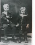 Fra 1912 på Andenes. Bestefar Kare Blix som 5-åring tv. Han holder hunden Trofast mens broren Torgeir står til høyre.