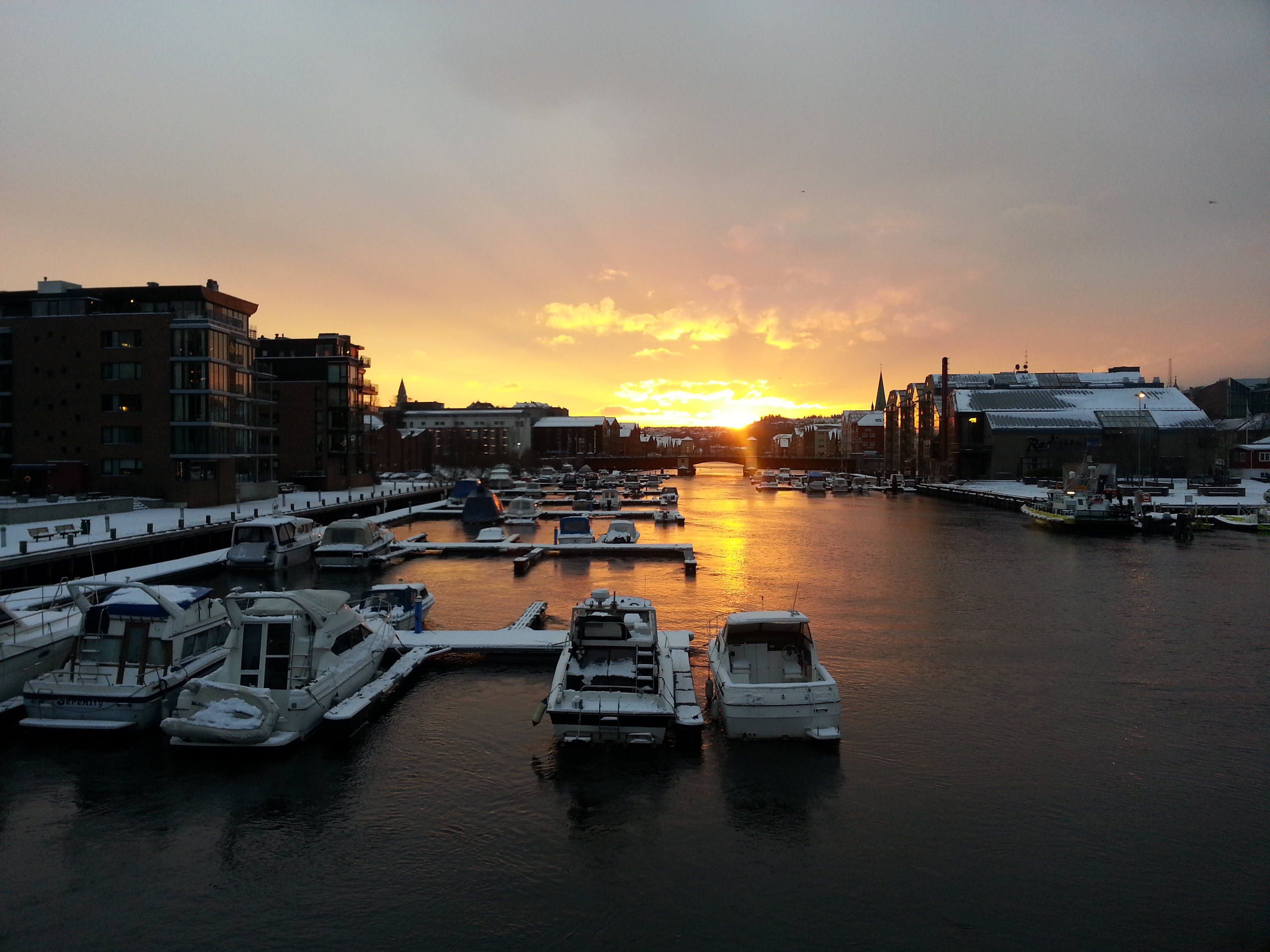 Nidelven med Nidarosdomen og Vår Frue kirke i det fjerne fremfør ei lav sol kl 14 på ettermiddagen