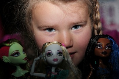 Ho Elena fikk tre Monster High dukker i går. Ho e LYKKELIG nu!
