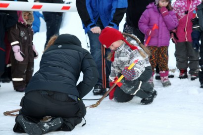 Elena i gang med oppskytning i formiddag. Papirraketta sto på programmet da alle skoleklubban i Andenes- og Bleik barnehaga va på besøk ved Andøya rakettskytefelt