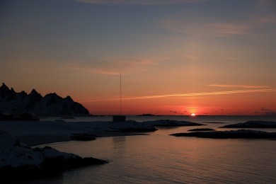 Æ og ho Elena hadde oss ei stund på Toften i går kveld før å titte etter kometen, men det blei med en flott solnedgang.