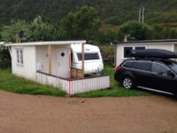 Vogna e nu plassert ved spikerteltet på Sandnes