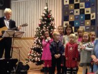 Elena og mini-sing på julemarked på Skarstein