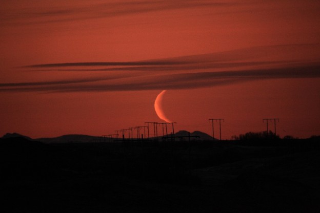 Måtte frem med min gamle 500-millimeter på morran i dag før å få fremheva månesigden mot kraftlinjen inne på myran.
