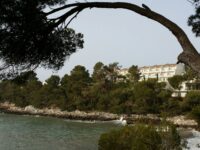 Godvær over hotellet