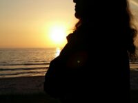 Midnatt, sol og ho Lill på Sandnes