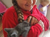 Endelig fikk ho holde kattungen sin.