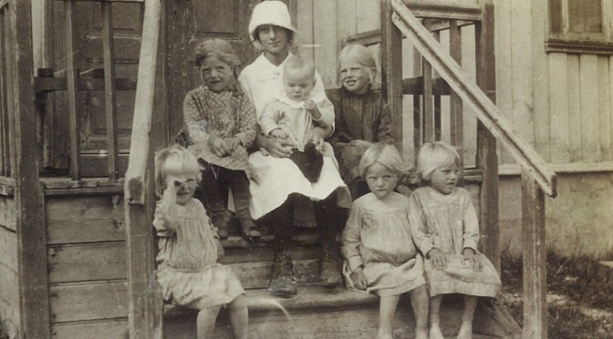 Fra Dverberg ca 1919. Sigrid Margrethe (1913) sitter i midten nederst sammen med tvillingsøster Ingrid. Nede til venstre: Hanna Othelie (1914). Øverst fra venstre: Margot Therese (1912), barnepasser, Hans (1917) og Borghild Constance (1910)