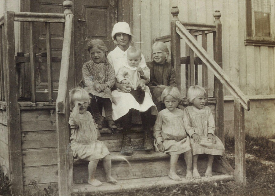 Fra Dverberg ca 1919. Sigrid Margrethe (1913) sitter i midten nederst sammen med tvillingsøster Ingrid. Nede til venstre: Hanna Othelie (1914). Øverst fra venstre: Margot Therese (1912), barnepasser, Hans (1917) og Borghild Constance (1910)