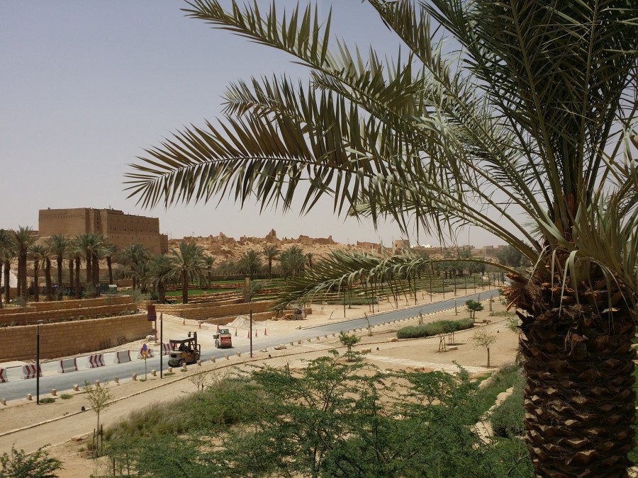 I ruinan i bakgrunnen oppsto Riyadh for hundrevis av år sia