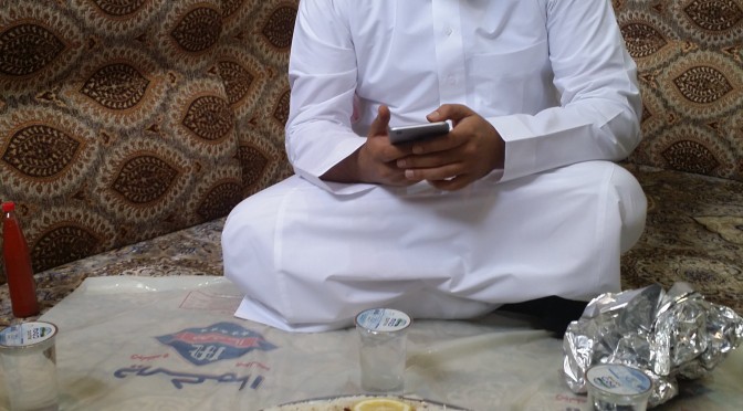 Prins Turki Al-Saud sin sekretær, og vårres guide og kontakt under heile besøket - her en siste SMS før stekt kamel og ris skal spises. På gulvet, selvfølgelig