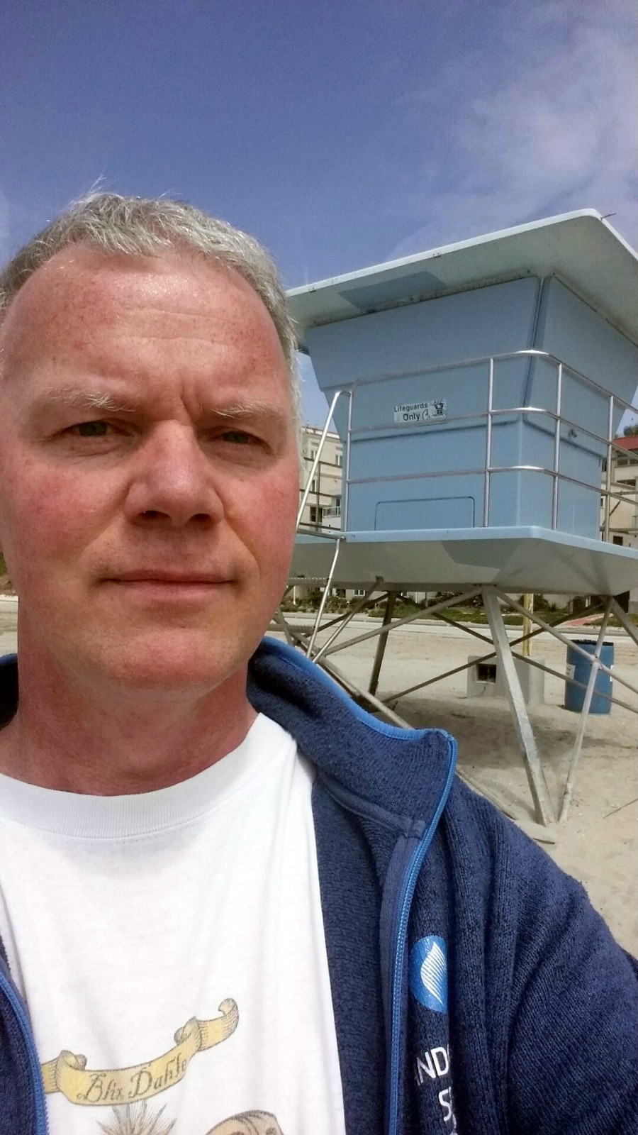 Man gir ikkje opp flisjakken, selv ikkje om man e på trimtur langs Long Beach i LA. Ikkje omman har starta ut med den på!