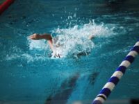 Elena på sitt første svømmestevne – på Sortland