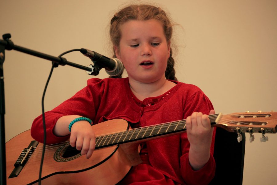 Elena spiller og synger solo - Drømmeland...