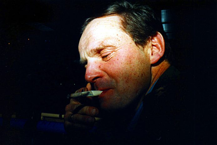 Han Halvar hadde fått noen merkelig sigaretta av noen russera oppe i Longyearbyen en gang. Huske at de va så tørre at han måtte brette dem på midten før at ikkje tobakken skulle falle ut mens han røkte dem  :-)