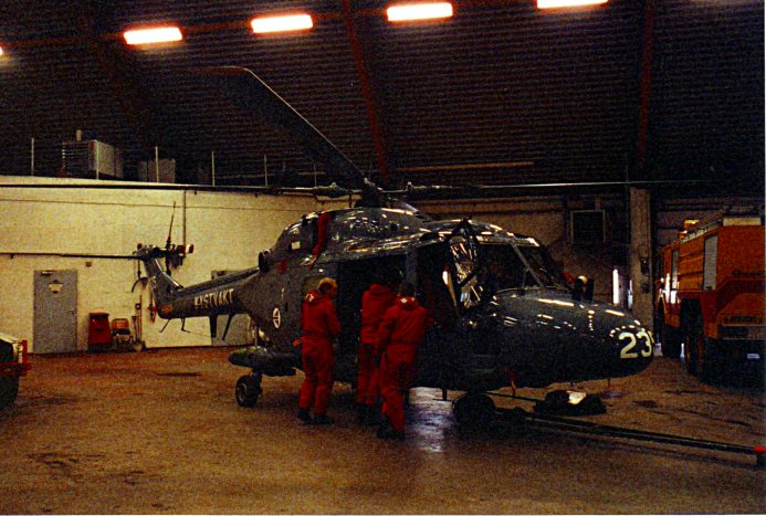 Inne i hangar hos Lufttransport i Longyearbyen i 90-tallet. Ferdig med reparasjon av radar, så her gjøres det klart før uttauing.