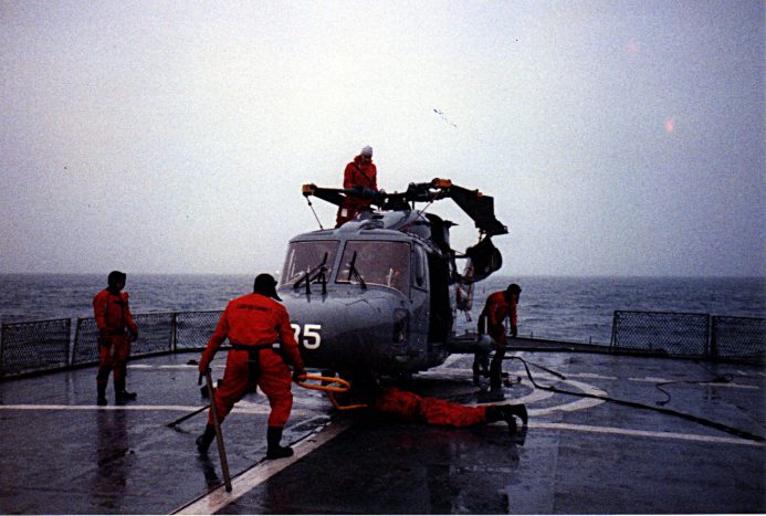 På KV Andenes i 1991 utafør Svalbard. Lynx's gjøres klar før å bli trukket inn i hangaren.