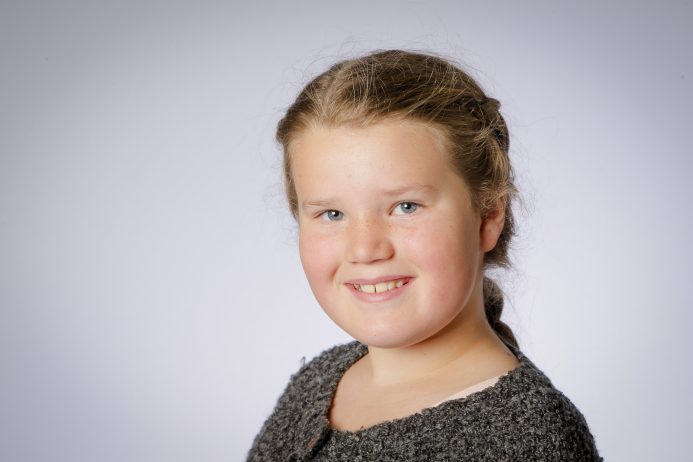 Årene flyr avgårde, og ho Elena går allerede i 4. klasse...