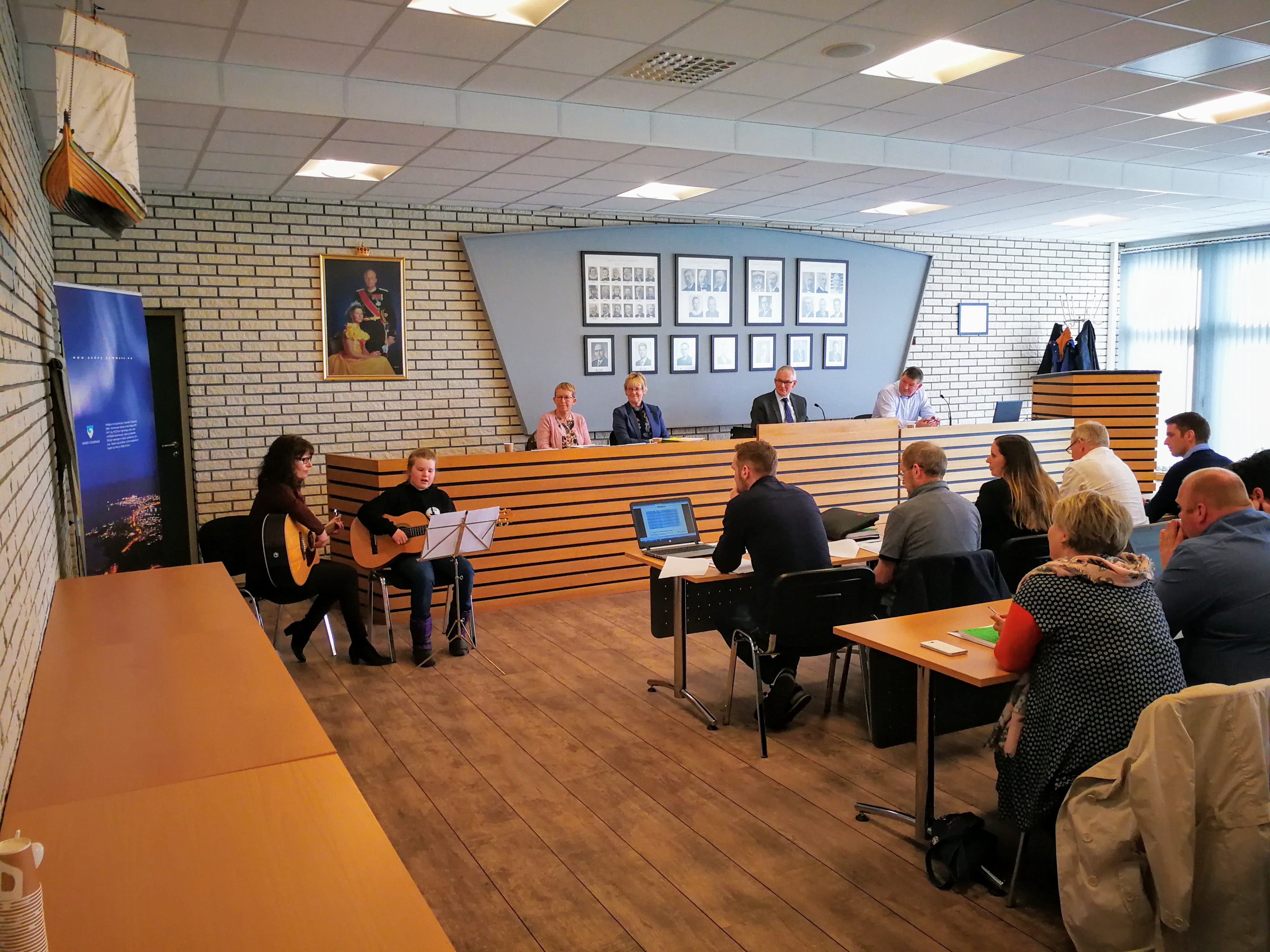 Elena synger i kommunestyret sist mandag