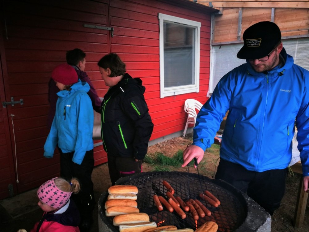 Pappa Thomas i pølsegrillinga