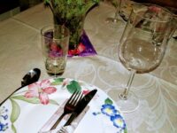 Elena har stått for pynting og servietter til kveldens middag…