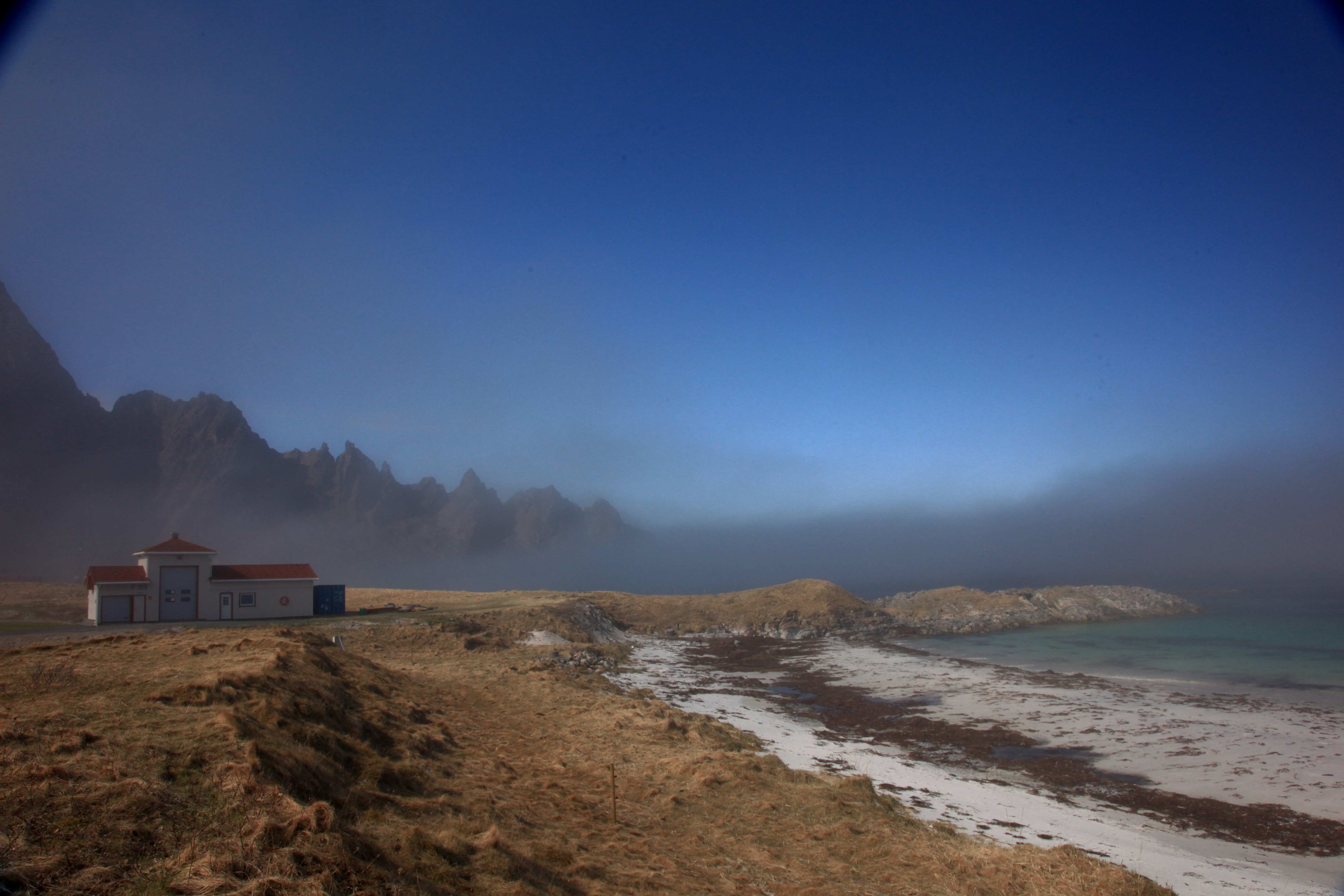Fjæra i Oksebåsen. Tåka på vei inn fra nord...